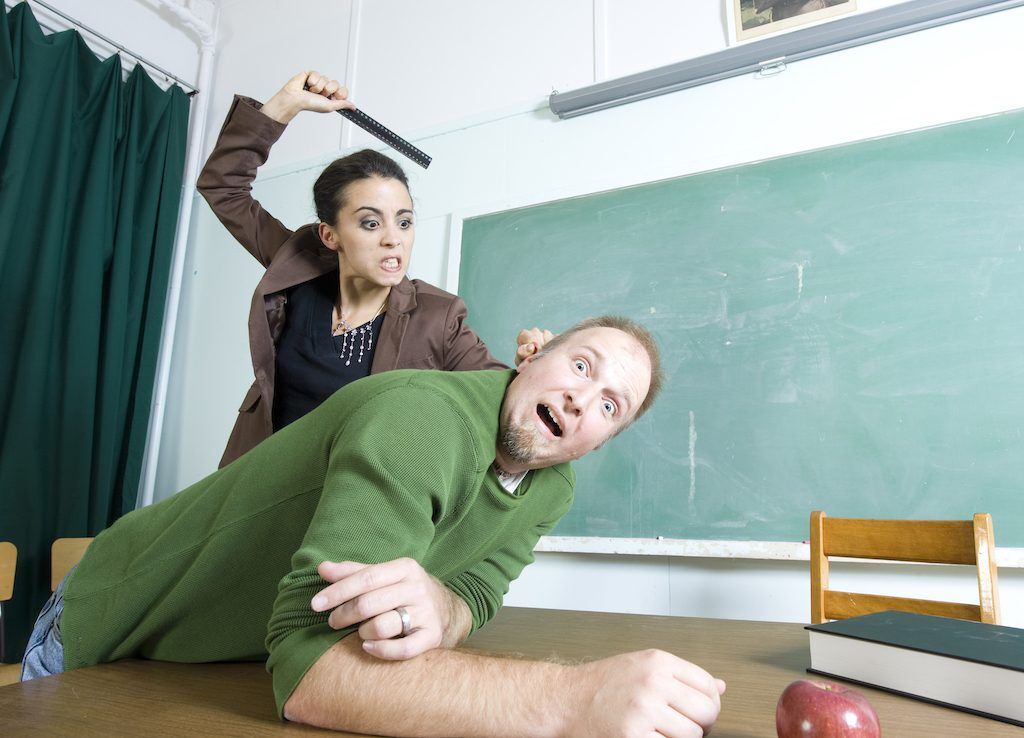 Строгая преподавательница наказывает нерадивую студентку 