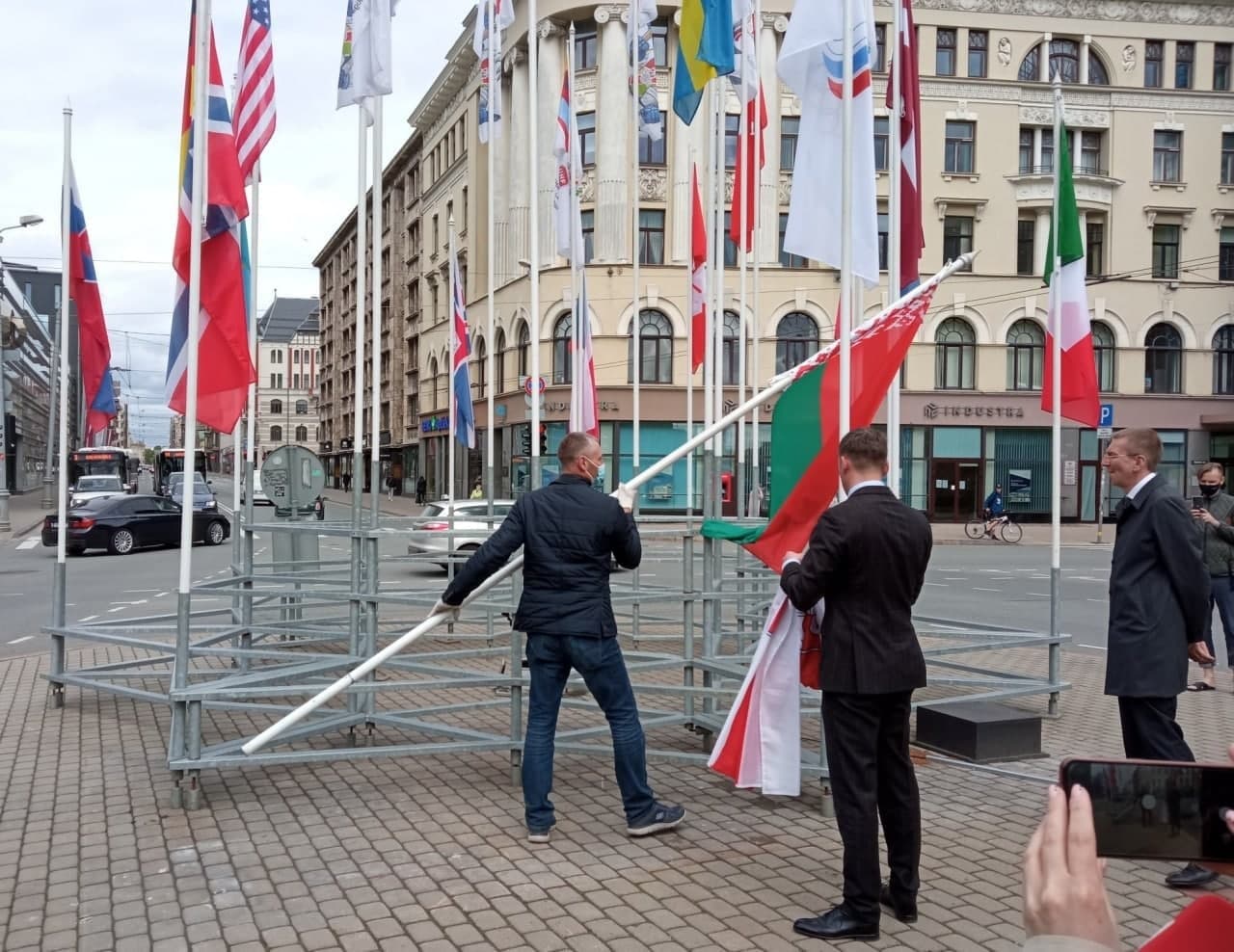 Мэр Риги вместе с министром иностранных дел Латвии заменили флаг Белоруссии на БКБ