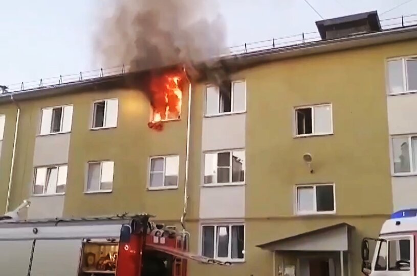 Мужчины забрались на третий этаж и спасли детей из горящей квартиры