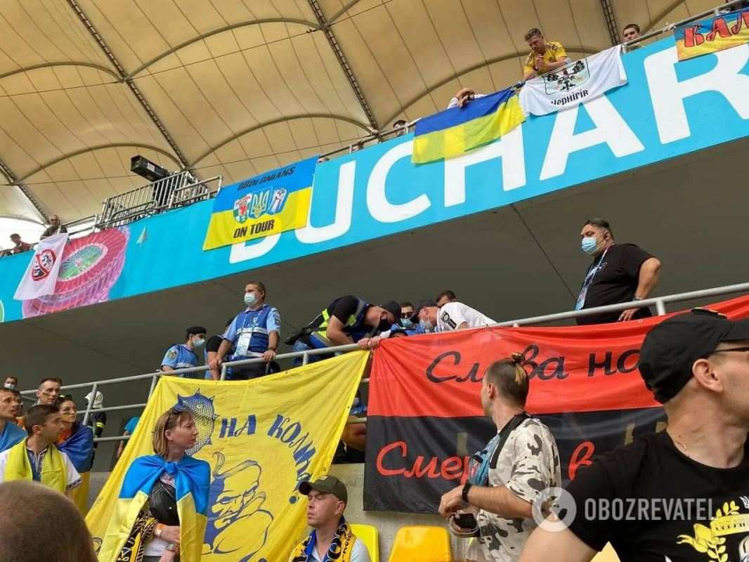 Румыны заставили украинских фанатов убрать флаг с нацистским лозунгом