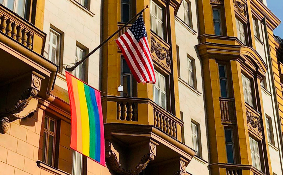Над посольством США в Москве вновь затрепетал гей-флаг