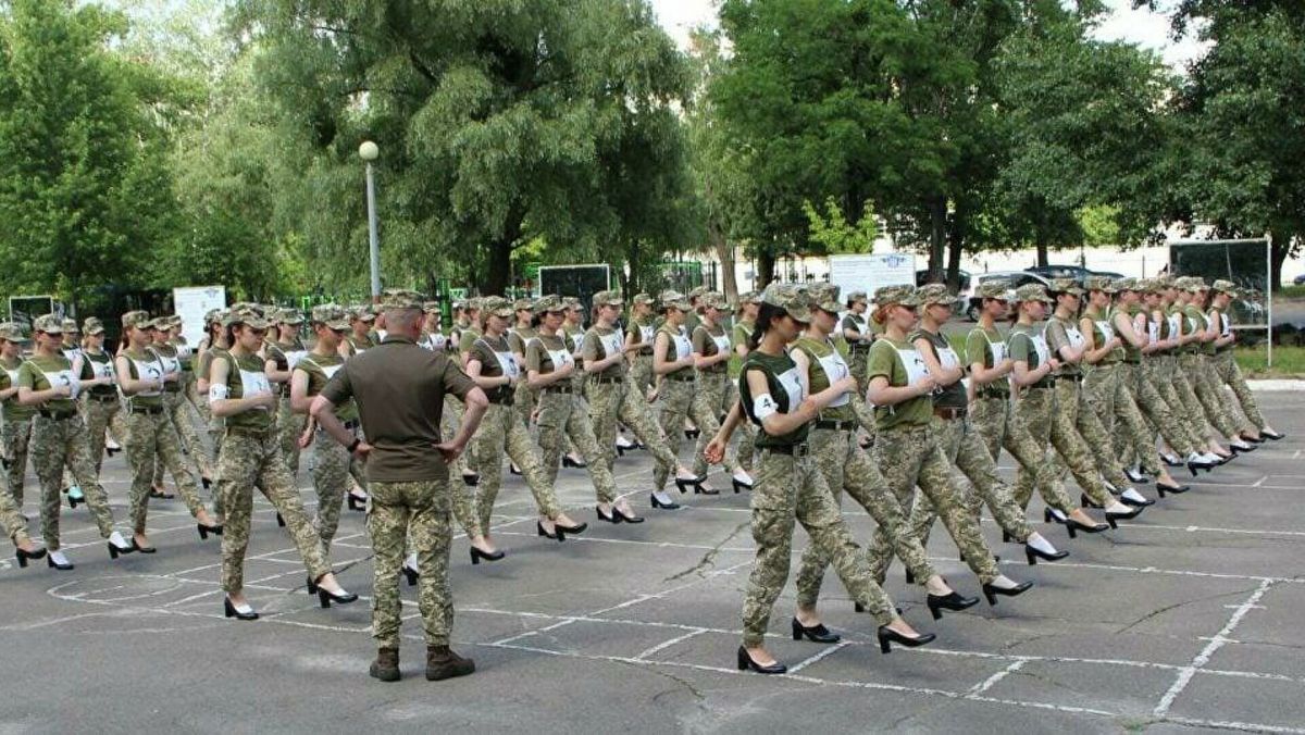 Солдаты на каблуках: как на Украине готовятся к параду в честь Дня независимости