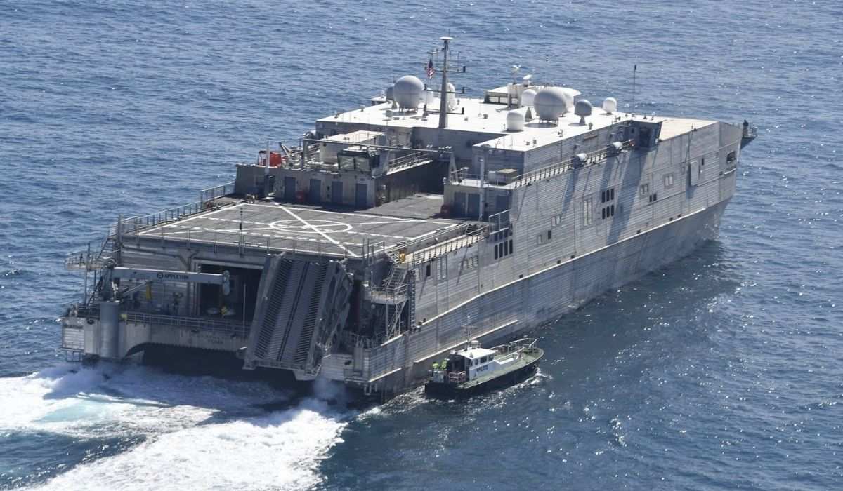 В Черное море держит курс транспортно-десантный корабль ВМС США