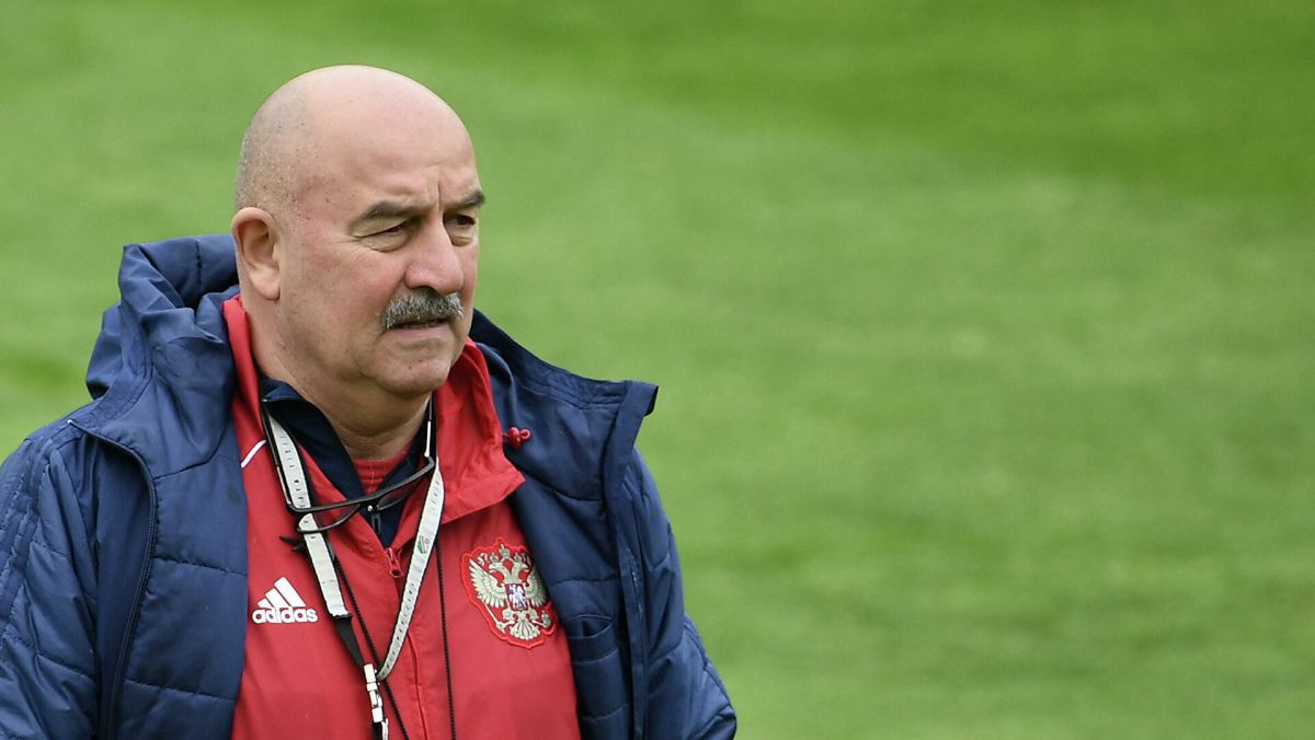 Черчесова уволили с поста главного тренера сборной России по футболу