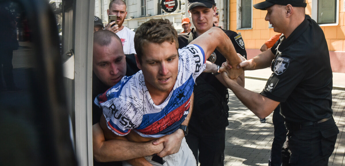 Украинские полицаи задержали американца в русской футболке