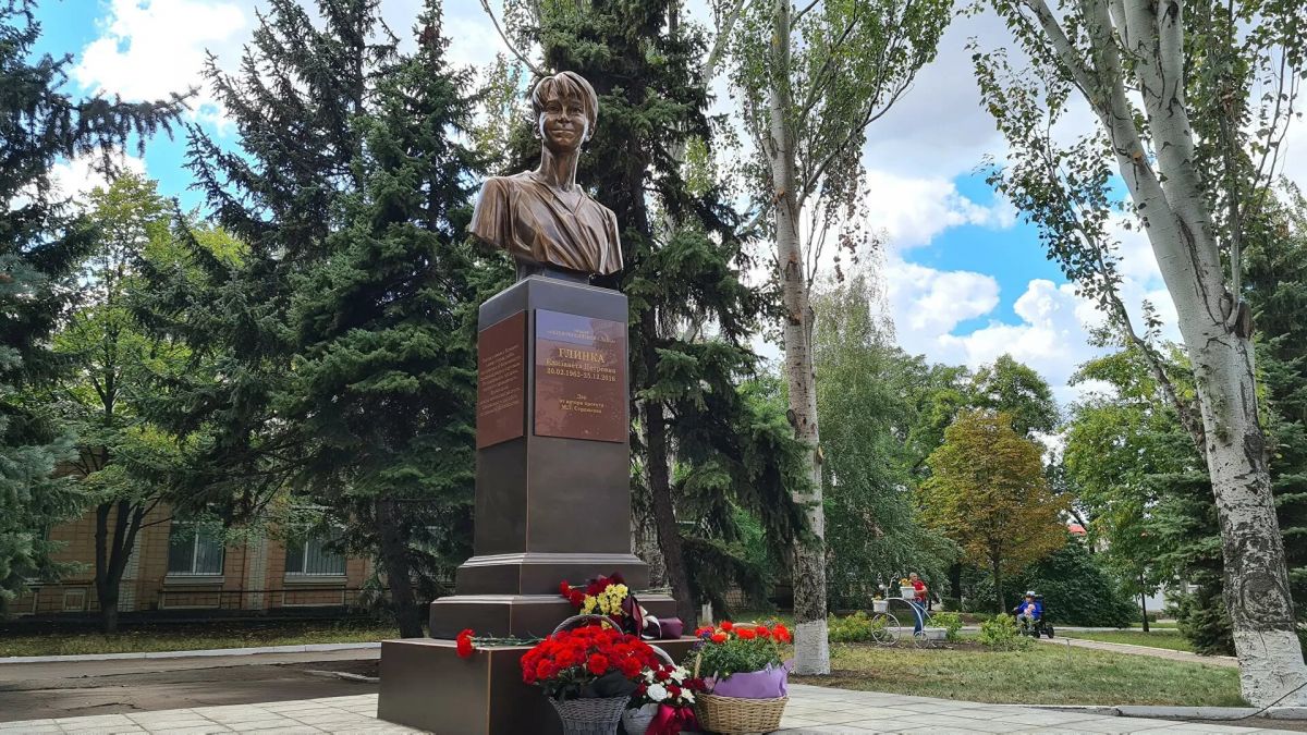 Памятник доктору "Лизе" в Донбассе.