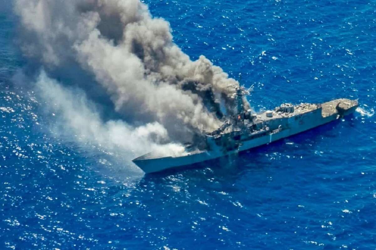 Американские военные во время учений взорвали собственный фрегат