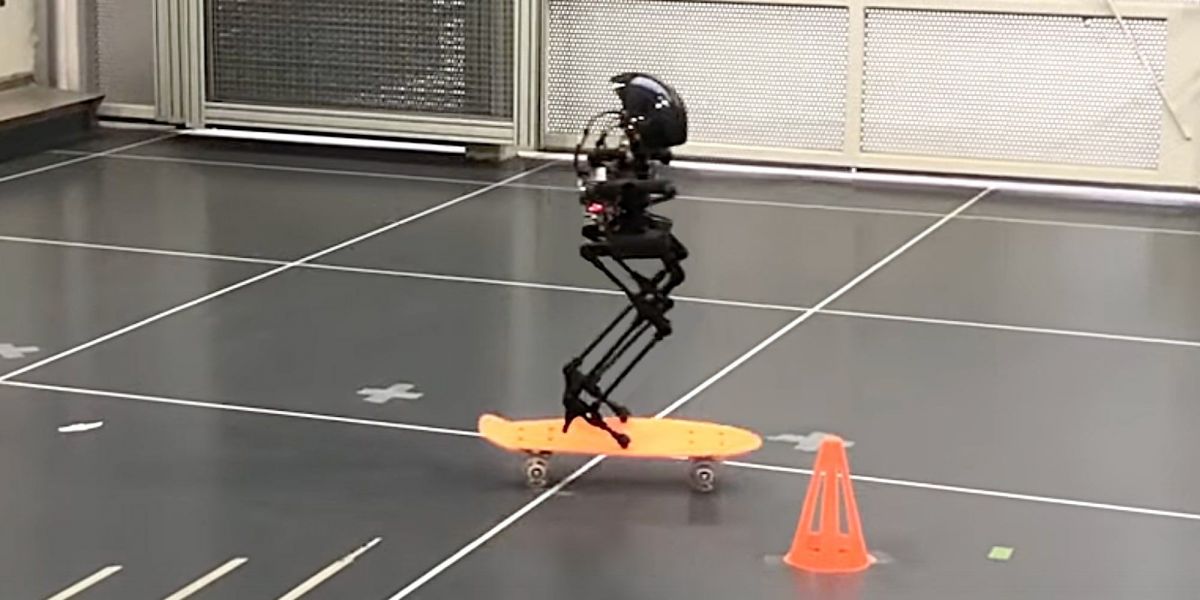 Создан двуногий робот, который способен ходить, летать и кататься на скейтборде