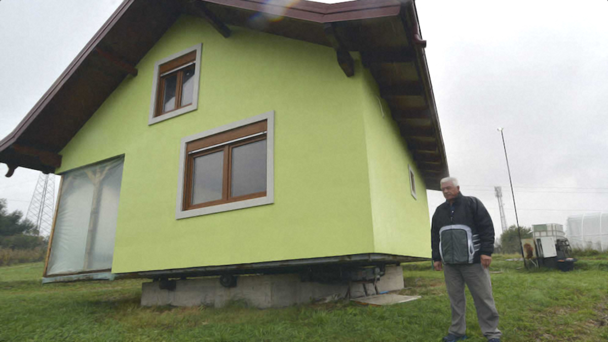 72-летний мужчина построил для жены вращающийся дом