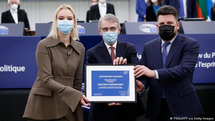 Европарламент вручил "премию Сахарова" АлеСкею Навальному за борьбу с "коРупцией".