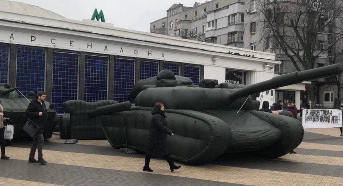 Я надул танки, а военные надули меня - в Киеве появились надувные танки