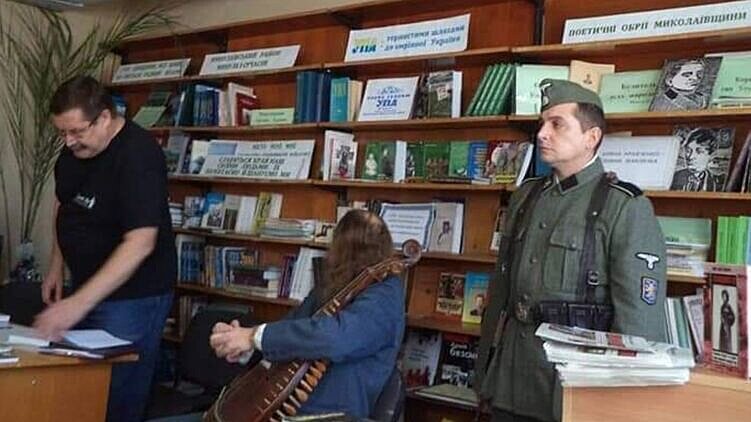 В библиотеке Николаевской области провели презентацию книги об СС «Галичина» с мужчиной в нацистской форме