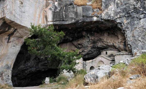 Пещера Давелиса на горе Пендели - одно из самых загадочных мест в Афинах